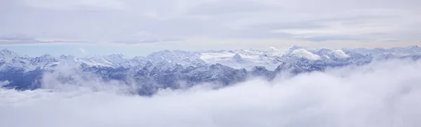 Mont blanc. Luftaufnahme der von Wolken umgebenen Alpen. — Stockfoto