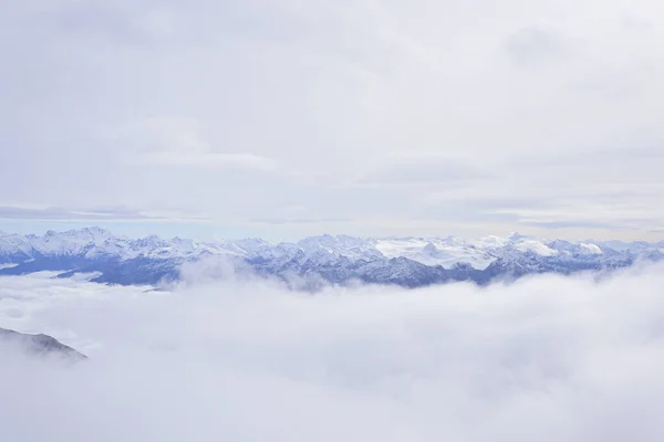Mont blanc. Luftaufnahme der von Wolken umgebenen Alpen. — Stockfoto