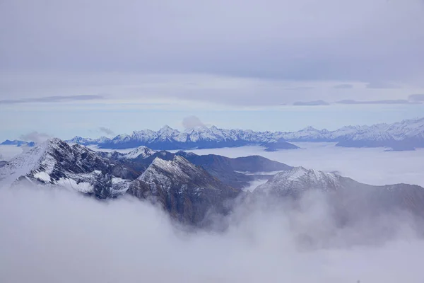 Mont blanc. Luftaufnahme der von Wolken umgebenen Alpen. — Stockfoto