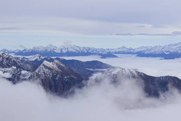 Mont blanc. Luftaufnahme der von Wolken umgebenen Alpen. — Stockfoto