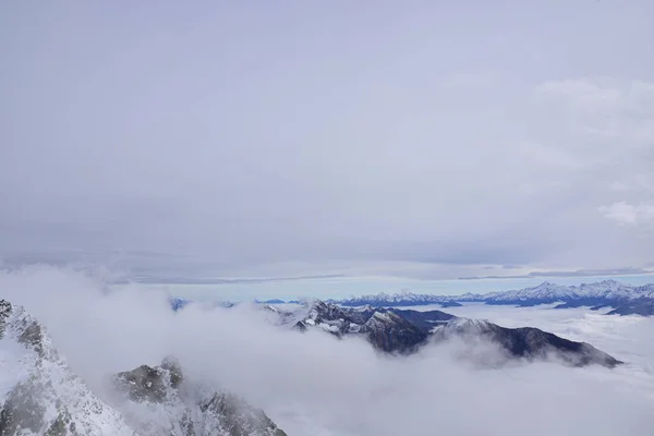 Mont blanc. Luftaufnahme der von Wolken umgebenen Alpen. — Stockfoto