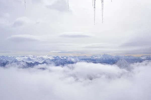 Mont blanc. Luftaufnahme der von Wolken umgebenen Alpen. — Stockfoto