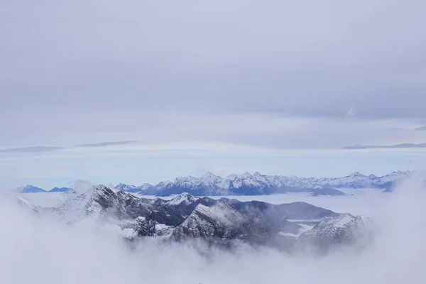 Mont blanc. Luftaufnahme der von Wolken umgebenen Alpen. — Stockfoto