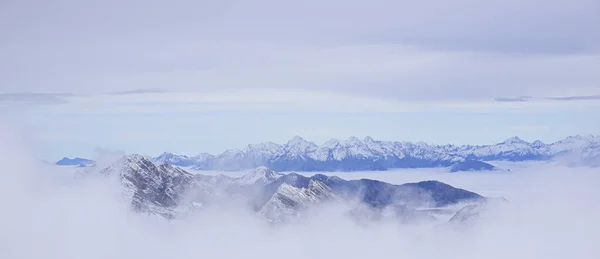 Mont blanc. Luftaufnahme der von Wolken umgebenen Alpen. — Stockfoto