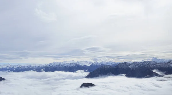 Mont Blanc 'ta. Alpler 'in bulutlarla çevrili havadan görünüşü.