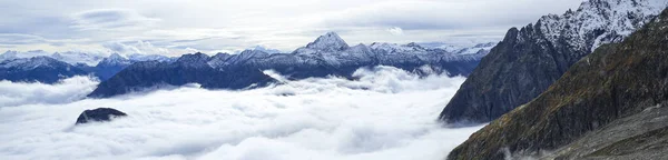 Mont blanc. Luftaufnahme der von Wolken umgebenen Alpen. — Stockfoto