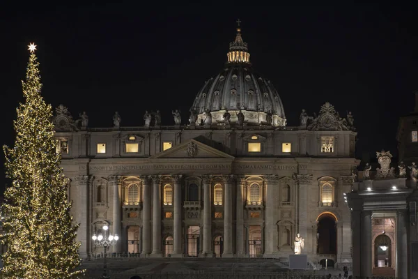 Папская базилика Святого Петра в Ватикане на Рождество (собор — стоковое фото