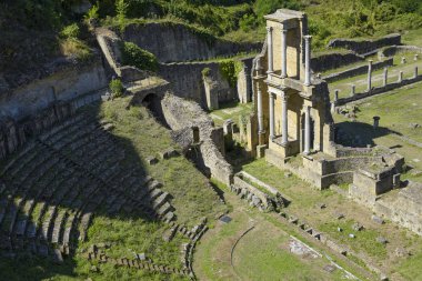 Volterra, Toskana 'daki Roma tiyatrosundan arkeolojik kalıntılar.