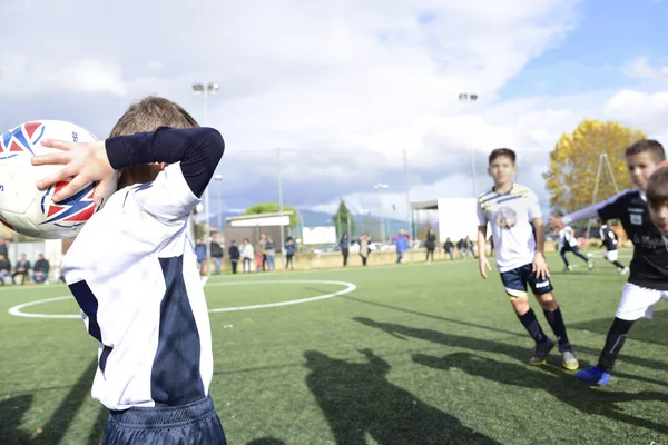 Três jovens jogadores de futebol. Crianças jogam um jogo de futebol . — Fotografia de Stock