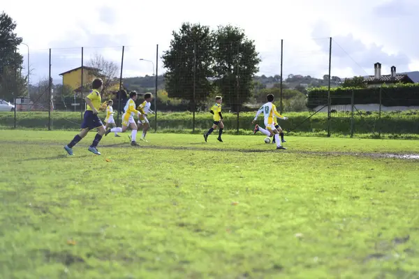 Jovens jogadores de futebol. Crianças jogam um jogo de futebol em ação wi — Fotografia de Stock