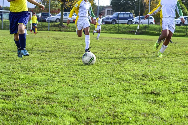 Tre unga fotbollsspelare. Barn spelar en fotbollsmatch. Styckningsdelar — Stockfoto