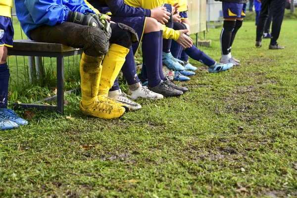 Jóvenes futbolistas. Los niños juegan un partido de fútbol sentado en t —  Fotos de Stock