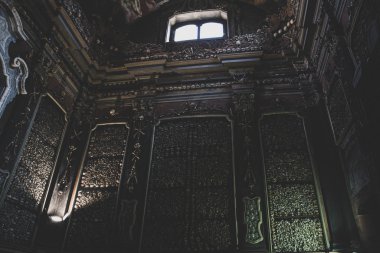 Kilise mezarlığında bir yığın kafatası.