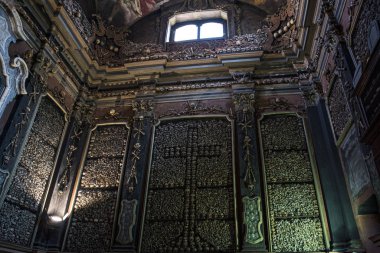Kilise mezarlığında bir yığın kafatası.