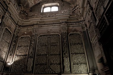 Kilise mezarlığında bir yığın kafatası.