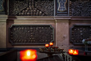 Kilise mezarlığında bir yığın kafatası.