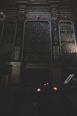 Kilise mezarlığında bir yığın kafatası.