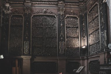 Kilise mezarlığında bir yığın kafatası.