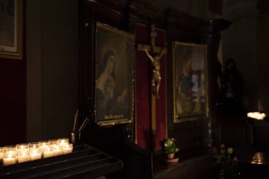 Katolik kilisesi. Dua etmek ve mum ışığında meditasyon yapmak için sunak