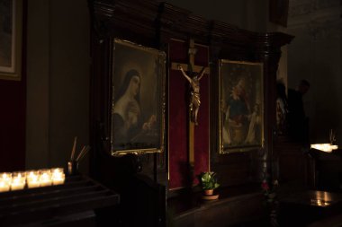 Katolik kilisesi. Dua etmek ve mum ışığında meditasyon yapmak için sunak