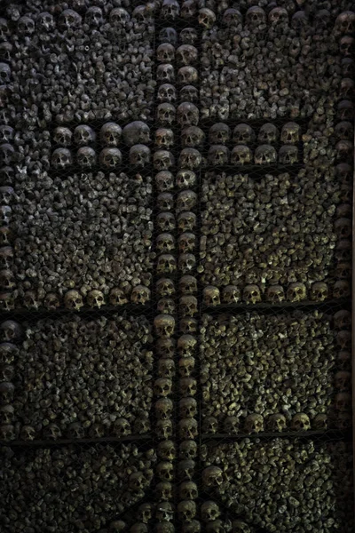 Totenschädel im Beinhaus der Kirche — Stockfoto