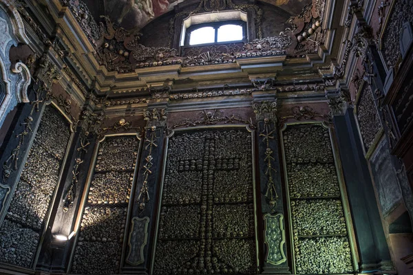 Kilise mezarlığında bir yığın kafatası.