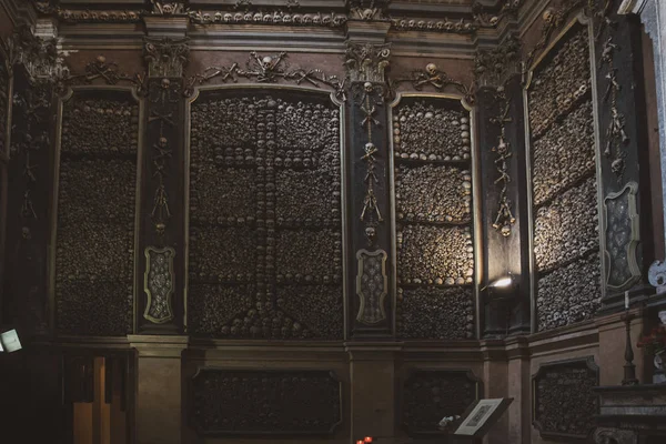 Amas de crânes dans l'ossuaire de l'église — Photo