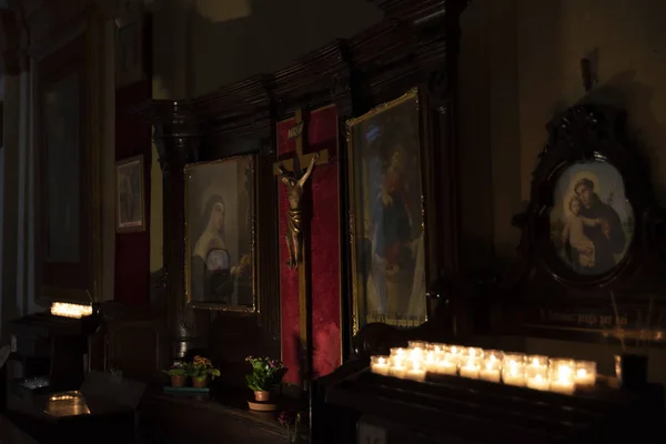 Igreja Católica. Altar para rezar e meditar à luz das velas — Fotografia de Stock