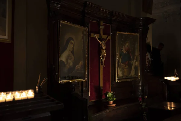 가톨릭 교회. 촛불을 켜고 기도 하고 묵상하기 위한 제단 — 스톡 사진