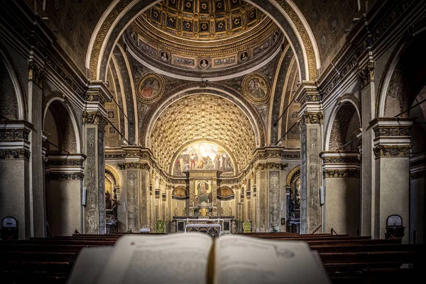 Interior de una iglesia católica con la biblia abierta — Foto de Stock