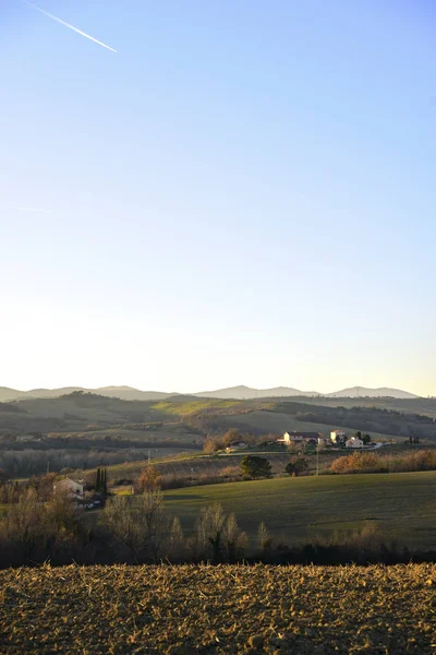 日没の暖かい光の中の丘の農場。田舎とか — ストック写真