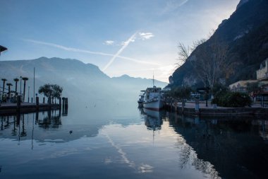 Riva del Garda. Kuzey İtalya 'da Garda Gölü. Melankolik ve romantik.