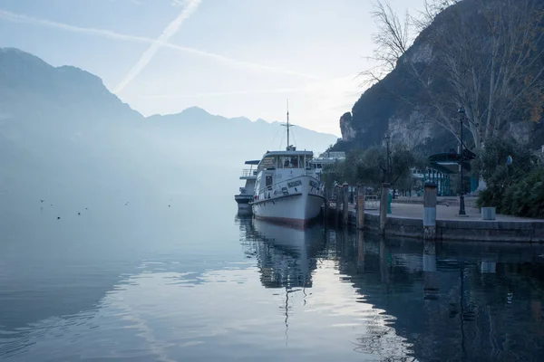 Riva del Garda. Kuzey İtalya 'da Garda Gölü. Melankolik ve romantik.