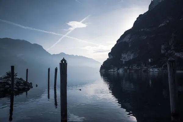 Riva del Garda.Λίμνη Garda στη βόρεια Ιταλία. Μελαγχολική και κρομ — Φωτογραφία Αρχείου
