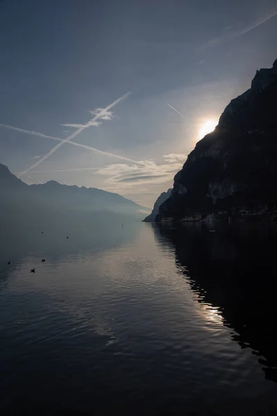 Riva del Garda.Λίμνη Garda στη βόρεια Ιταλία. Μελαγχολική και κρομ — Φωτογραφία Αρχείου