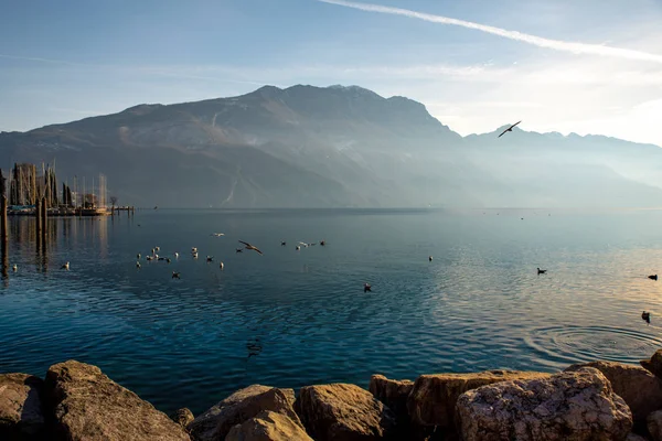 Riva del Garda.Lago de Garda, no norte da Itália. Melancólico e rom — Fotografia de Stock