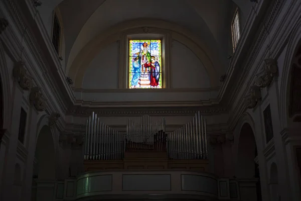 Igreja dedicada a São Valentim. janela de vidro manchado mosaico — Fotografia de Stock