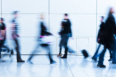 bulanık anonim kalabalık bir modern salonunda yürüyen insan