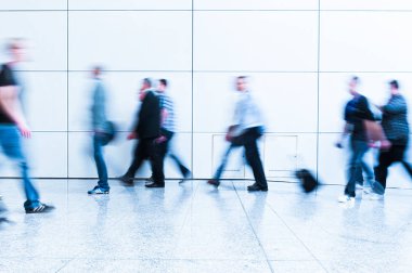bulanık anonim kalabalık bir modern salonunda yürüyen insan