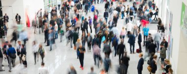 bulanık anonim kalabalık bir modern salonunda yürüyen insan