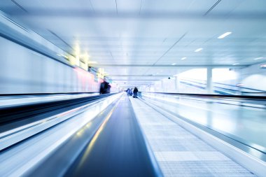 bulanık anonim kalabalık bir modern salonunda yürüyen insan