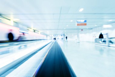 bulanık anonim kalabalık bir modern salonunda yürüyen insan