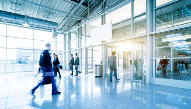 kalabalık bulanık insanların modern bir salonunda yürüyüş