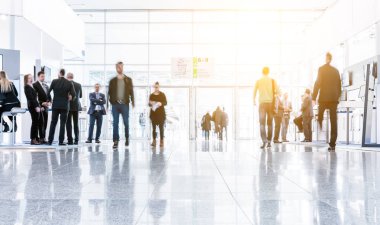 kalabalık bulanık insanların modern bir salonunda yürüyüş