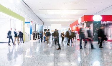 kalabalık bulanık insanların modern bir salonunda yürüyüş