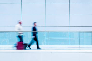 kalabalık bulanık insanların modern bir salonunda yürüyüş