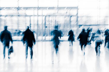 kalabalık bulanık insanların modern bir salonunda yürüyüş