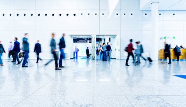 kalabalık bulanık insanların modern bir salonunda yürüyüş