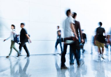 kalabalık bulanık insanların modern bir salonunda yürüyüş