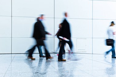 kalabalık bulanık insanların modern bir salonunda yürüyüş